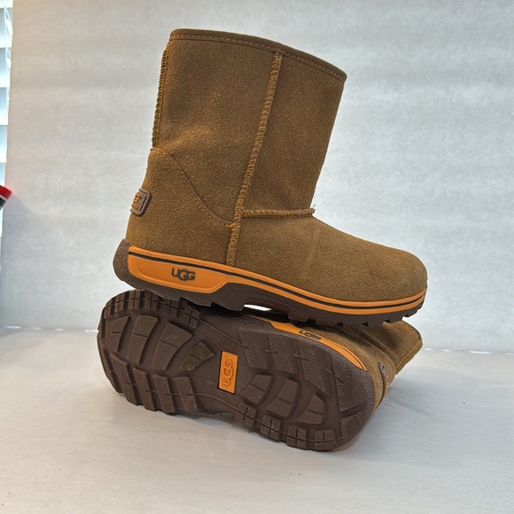UGG Lynden Waterproof Suede Boot. Size 2 in excellent condition like new - Picture 9 of 11